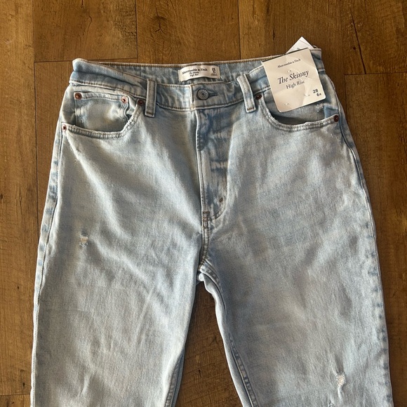 Abercrombie & Fitch High Rise Skinny Jeans 28/6R NWT Light Wash Distressed - Picture 3 of 10